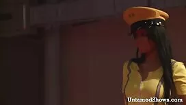 Perawat memberi kepa ...