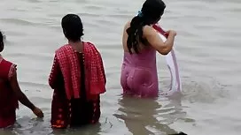 Dia merobek pakaian  ...