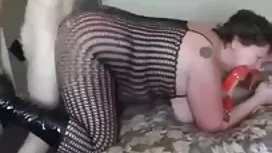 Wanita menyajikan ay ...